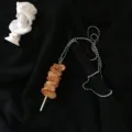 Detailansicht einer originellen handgemachten Pommes Spieß Halskette mit Perlenkette für Stil. - Schweinebauchspieß