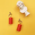 Detailansicht kreativer roter Ölfass Clip-Ohrringe, einzigartiger Nischen-Handmade-Stil. - Roter Ohrclip