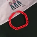 Detaillierte Nahaufnahme der leuchtend roten Acryl-Gliederkette, modischer Trend. - Nur Kette / Rot