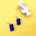 Kreative blaue Ölfass Tropfen Ohrringe, ausgefallener handgemachter Ohrschmuck für Damen. - Blau