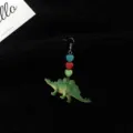 Bonitos pendientes largos de dinosaurio verde con abalorios de corazón de colores divertidos. - Estegosaurio / Pieza Única