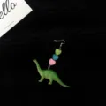 Divertidos pendientes largos con dinosaurio y corazones coloridos bisutería moderna. - Brontosaurio / Pieza Única