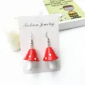 Vista detallada de pendientes de seta roja, bonitos accesorios de resina para uso diario. - Rojo