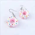 Handgemachte süße rosa Donut Ohrringe mit bunten Streuseln, kawaii Modeschmuck Detailansicht. - Stil A (Ohrhaken) / Rosa