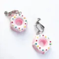 Nahaufnahme der süßen handgefertigten Donut Ohrclips mit bunten Streusel und weißem Guss. - Stil A (Clip-on) / Rosa