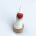 Bague cœur rouge en résine vue détaillée, charmant style bonbon base blanche bijoux. - Taille 7 / Blanc avec Coeur Rouge