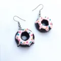 Handgemachte Donut Ohrringe Detailansicht, süßes Schoko und rosa Glasur Ton Design. - Stil A (Ohrhaken) / Schwarz