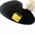 Primer plano de anillo de acrílico de resina grueso con cuentas amarillas incrustadas, joya retro. - Talla 7 / Estilo 4 (Cuentas Amarillas Incrustadas)