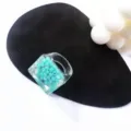 Anillo de resina transparente minimalista con cuentas turquesas incrustadas, estilo acrílico. - Talla 7 / Estilo 5 (Cuentas Azul Verde Incrustadas)