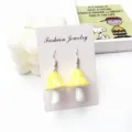 Bonitos pendientes colgantes de setas amarillas con tarjeta para estilo dulce diario. - Amarillo