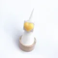 Vue détaillée de la bague en résine avec un cœur jaune, bel accessoire de mode. - Taille 7 / Blanc Jaune