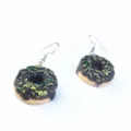 Handgemachte dunkle Schokoladen-Donut-Ohrringe Detail, süßer Fimo-Lebensmittelschmuck für Damen. - Stil C (Ohrhaken) / Schwarz