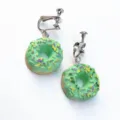 Nahaufnahme Detail süßer grüner Donut Clip-Ohrringe mit bunten Streuseln und Metallschraube. - Stil C (Clip-on) / Matcha-Grün