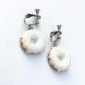 Handgemachte süße Donut Clip-Ohrringe Detailansicht, bunter Harz Food Play Modeschmuck. - Stil D (Clip-on) / Weiß