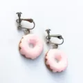 Nahaufnahme der süßen handgemachten rosa Donut Ohrclips mit Glasur und bunten Streuseln. - Stil D (Clip-on) / Rosa