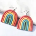 Bunte Polymer-Ton Regenbogen Ohrringe, süße geometrische U-förmige Hängeohrringe für Damen. - Haken / Regenbogenfarbe 1