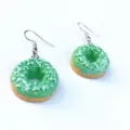 Handgemachte gruene Donut-Ohrbaenger mit niedlichen weissen Streuseln und silbernen Haken. - Stil B (Ohrhaken) / Matcha-Grün