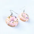 Handgemachte rosa Donut Ohrringe süße Food-Style Harz Ohrhänger mit Metallhaken für Damen - Stil C (Ohrhaken) / Rosa
