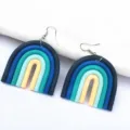 Regenbogen Polymer Ton Ohrringe Nahaufnahme, geometrische U-Form, handgemachter Modeschmuck. - Haken / Blauverlauf 2