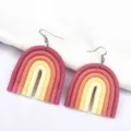 Detailansicht handgefertigter Regenbogen-Ohrringe aus Ton mit geometrischem Bogen. - Warmer Farbverlauf 5