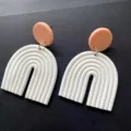Weiße und rosa Fimo Regenbogen Bogen Ohrringe, stilvolles geometrisches minimalistisches Design. - Weiß Rosa Patchwork 12 Stecker