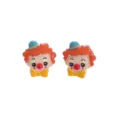 Close-up van schattige cartoon clown hars oorknopjes met kleurrijke details en heldere afwerking. - Stijl 2 (Blauwe Hoed Gele Strik Clown)