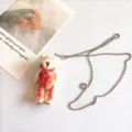Close-up detail van de griezelige schattige bebloede knuffelbeer hanger met metalen kogelketting. - Grote Beren Halsketting / Wit