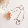 Detailopname van een schattige pluche teddybeer hanger ketting met uniek bloederig ontwerp. - Kleine Beren Halsketting / Wit