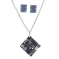 Gros plan sur le collier de circuit électronique cyberpunk avec pendentif cool. - Ensemble / Mélange Bleu/Noir