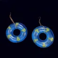Vue détaillée de bouées de piscine bleues avec motifs de canards et chaînes dorées. - Crochets de boucles d'oreilles / Bleu