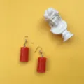 Kreative rote Mini-Oelfass-Ohrringe, einzigartige handgefertigte witzige lustige Tropfen-Ohrringe. - Haken-Stil / Rot