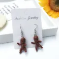 Süße braune Baby Puppe Ohrringe einzigartig lustige schicke Ohrclips für den Alltag - Haken-Stil / Kaffeebraun