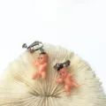Suesse Baby Puppen Ohrclips einzigartige handgemachte Harz Neuheit Modeschmuck Geschenk - Schraub-Clip-Ohrringe / Hautfarben
