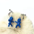 Blaue Baby Puppe Clip-Ohrringe, handgemachte ausgefallene niedliche Modeschmuck Detailansicht. - Schraub-Clip-Ohrringe / Saphirblau