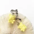 Nahaufnahme Detailaufnahme von süßen gelben Harz kleiner Bär Ohrclips, schöner Stil. - Ohrclips / Gelb