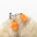 Niedliche bunte Harz Gummibärchen Clip Ohrringe Detailansicht für Damen ohne Ohrlöcher. - Ohrclips / Orange
