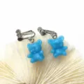 Detailansicht süßer blauer Harz Bär Ohrclips, süßer Bonbon Stil Ohrschmuck ohne Ohrlöcher. - Ohrclips / Blau