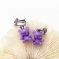 Violette Harz Bär Ohrclip Detailansicht im Nahbereich, süßer niedlicher Bonbon Stil Schmuck - Ohrclips / Lila