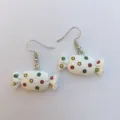 Süße Bonbon Hängeohrringe mit bunten Punkten, verspieltes festliches Accessoire für Damen. - Typ C Weiß