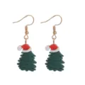 Detailansicht von Weihnachtsbaum Ohrringen mit Weihnachtsmütze, festlicher Ohrschmuck. - Ohrhaken / Weihnachtsbaum