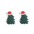 Nahaufnahme niedlicher Weihnachtsbaum Ohrringe mit roten Weihnachtsmützen, Festlicher Schmuck - Ohrstecker / Weihnachtsbaum