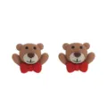 Nahaufnahme von süßen braunen Teddybärchen Ohrsteckern mit roter Fliege im schönen Detail. - Ohrstecker / Fliege Braunbär