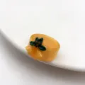 Anello in resina natalizia con agrifoglio verde e campanella, dettaglio di gioielli festivi. - Taglia 7 / Stile Campanello e Agrifoglio (2号)