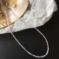 Bunte Boho-Perlenkette mit violetten und weißen Saatperlen und einem praktischen Metallverschluss. - Farbe 5 (Lila/Weiß)