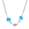 Gedetailleerde close-up van de dubbele metalen ketting met blauwe paddenstoel hanger. - Blauw