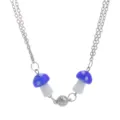Detailopname van een stijlvolle koppel magnetische ketting met blauwe paddenstoelhangers. - Saffierblauw