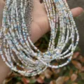 Böhmische mehrreihige bunte Rocailles Perlen Halskette mit Metallkette für Damen. - Farbe 22 (Weiß/Blau/Gold)