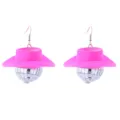 Nahaufnahme Detail von rosa Cowboyhut und silbernen Disco Ball Ohrringen für Party. - Ohrhaken / Rosa