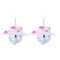 Detailansicht von Disco Cowgirl Ohrringen mit rosa Cowboyhut und silbernem Spiegelkugel-Design. - Ohrhaken / Rosa Kuhmuster