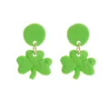 Nahaufnahme Detail grüne Kleeblatt Ohrringe, lebendiges weiches Ton Hängeohrring Design. - Kleeblatt Ohrstecker
